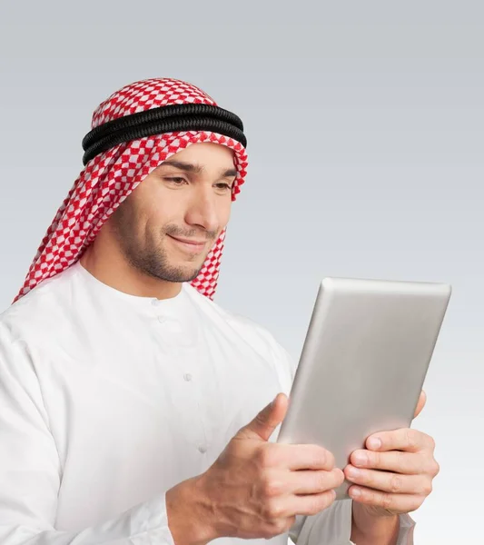 Bello Arabo uomo con tablet pc — Foto Stock