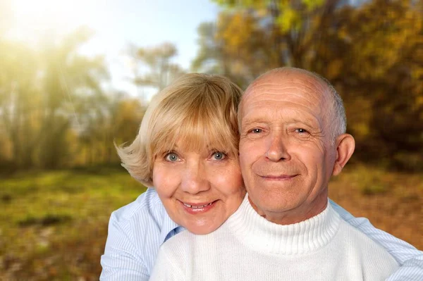 Feliz Pareja Ancianos Abrazándose Fondo Cerca — Foto de Stock