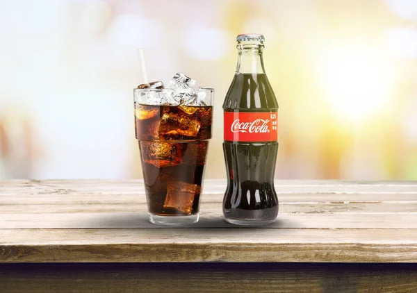 Coca Cola Μπουκάλι Και Γυαλί Στο Παρασκήνιο Κοντά — Φωτογραφία Αρχείου