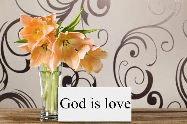 Lilienblüten Vase Und Karte Mit Gott Ist Liebe Auf Einem — Stockfoto
