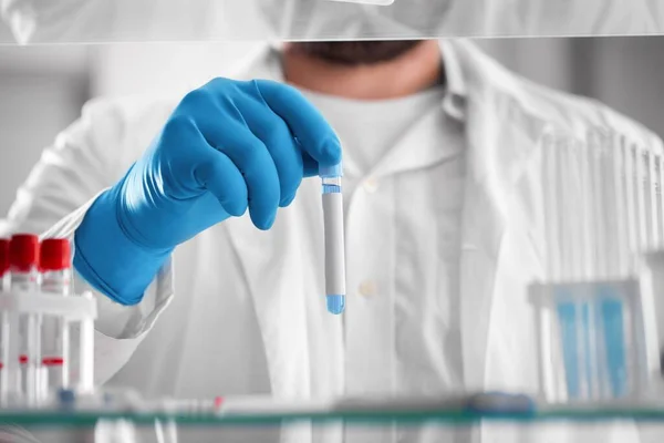 Manlig Forskare Som Arbetar Labb Med Kemisk Utrustning — Stockfoto