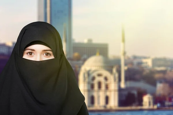 Vacker Muslimsk Kvinna Som Bär Niqab — Stockfoto