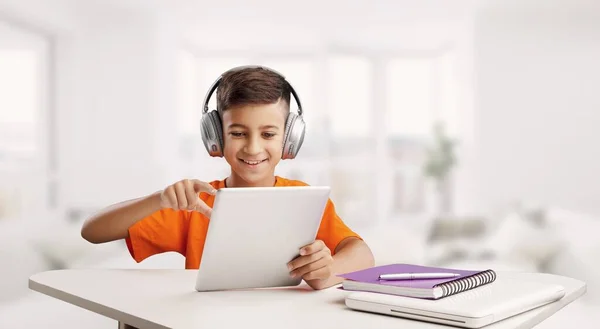 Niño Con Portátil Auriculares Haciendo Tarea Hogar —  Fotos de Stock