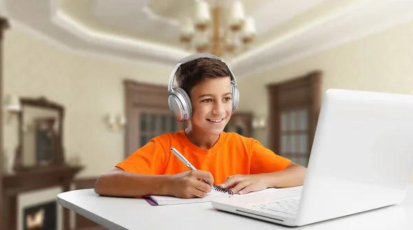 Menino Com Laptop Fones Ouvido Fazendo Lição Casa Casa — Fotografia de Stock