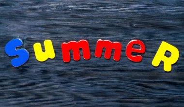 1. yaz metin ahşap arka plan üzerinde