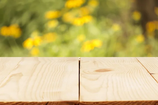 Песах. Пасхальний фон. вино і ювелірний пасхальний хліб на дерев'яному столі — стокове фото