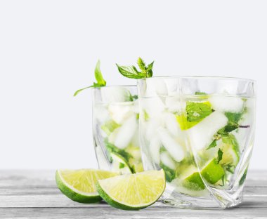 Mojito. Soğuk mojito içki, cam izole beyaz arka plan, taze nane ve limon meyve dilim, gıda natürmort, parti ve tatil kutlama üzerinde alkol