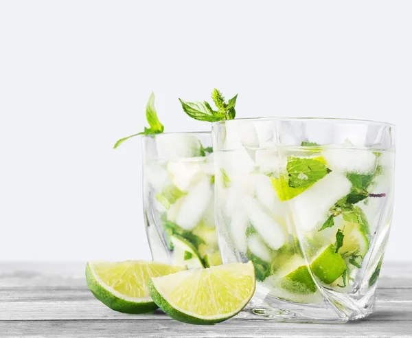 Mojito. Bebida fría mojito, vaso de alcohol aislado sobre fondo blanco, rodaja de menta fresca y fruta de lima, comida bodegón, fiesta y celebración de fiestas — Foto de Stock