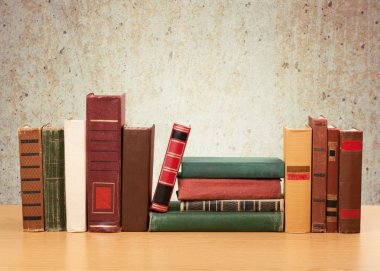 Kitap. Üst üste çeşitli kitaplar