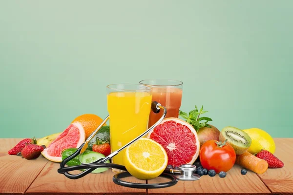 Manzana. Alimentación saludable. Frutas, verduras, jugos y estetoscopios — Foto de Stock