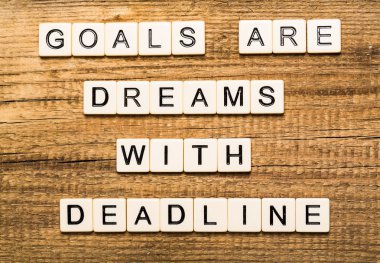 Hareket. Gökyüzü arka plan ile gol vardır hayalleri ile son kartı