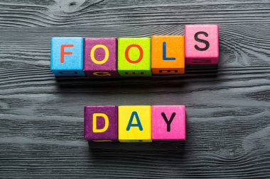 Nisan. Beyaz arka plan üzerinde izole Nisan Fools Day kartı