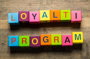 Program. Sadakat programı kartı renkli arka plan ile ufuk ışık