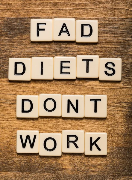 Fad. Fad Diets Dont Work card isolated on white background — Stock Photo, Image