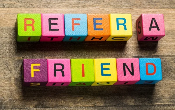 Refer. Мбаппе с текстом Refer a Friend на синем фоне — стоковое фото