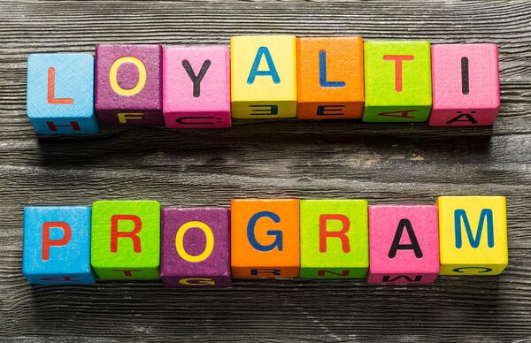 Программа. Карта программы лояльности с красочным фоном и разряженным светом
