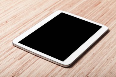 Ipade. Ahşap masa üzerinde beyaz dijital tablet