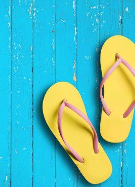 Yaz. Flip flop ve güneş kum üzerinde oturum açın
