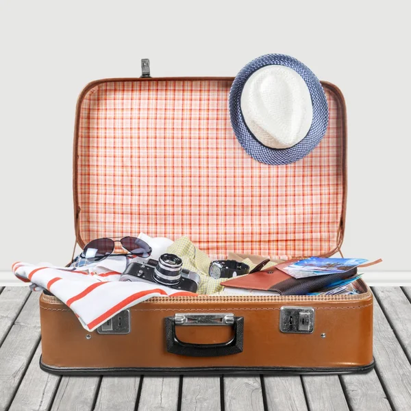 Travel. Open suitcase with hat and sunglasses — Stock Photo, Image