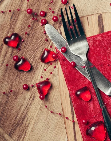 Dia. Dia dos Namorados configuração de mesa com decoração coração vermelho — Fotografia de Stock