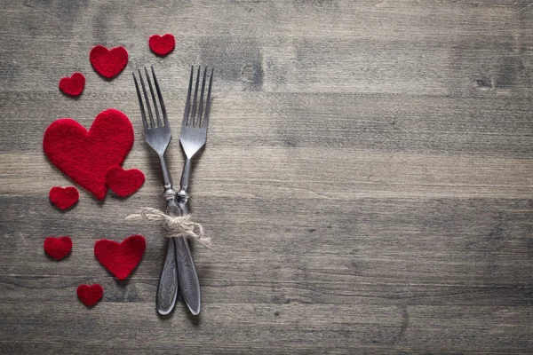 Jubiläum. Restaurantreihe. Valentinstag-Dinner mit Tischdekoration im rustikalen Holzstil mit Besteck — Stockfoto