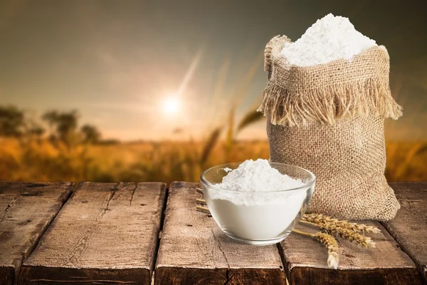 Pertanian. Seluruh tepung dalam tas dengan telinga gandum — Stok Foto