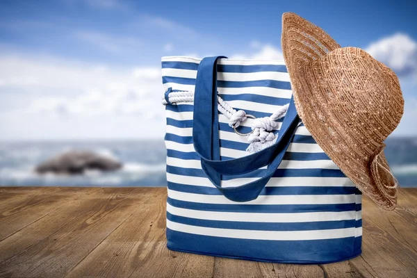 Sombrero. Bolsa de playa y sombrero. Aislado sobre fondo blanco —  Fotos de Stock