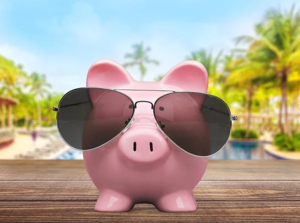 Sunglasses, Piggy Bank, Savings. — Stock Photo, Image