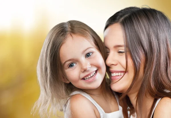 Mutter, Zähne, Umarmung. — Stockfoto