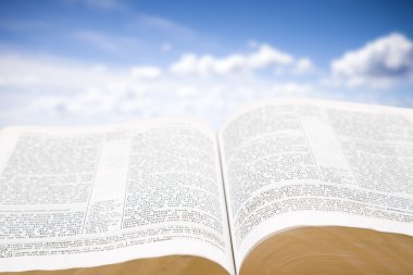 Aç, yaşlı, gökyüzü.