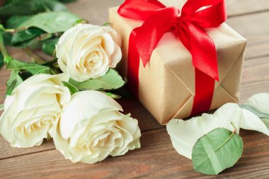 Gün, gül, kırmızı.