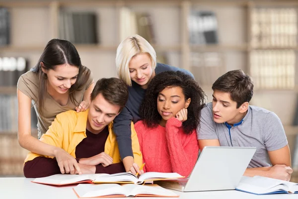 Studenten, Universiteit, volwassenen. — Stockfoto