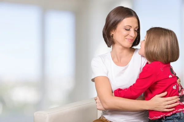 Moeder, kind, knuffelen. — Stockfoto