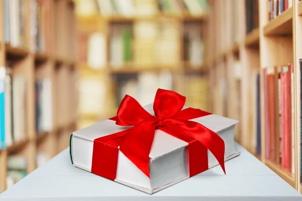 Libro, regalo, arco . —  Fotos de Stock