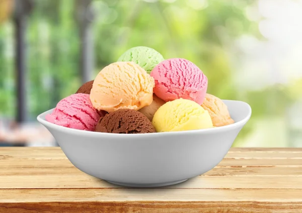 Мороженое, сливки, миска . — стоковое фото