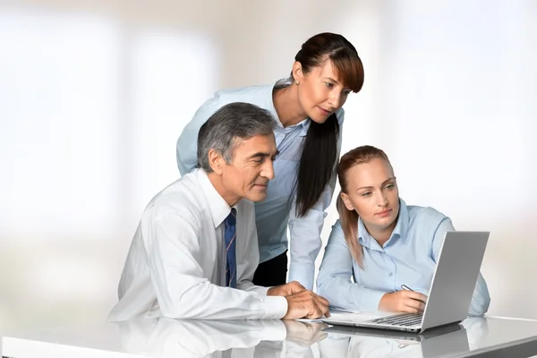 Wirtschaft, Computer, Menschen. — Stockfoto