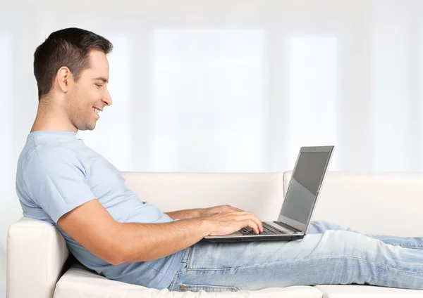 Relaxado, homem, laptop . — Fotografia de Stock