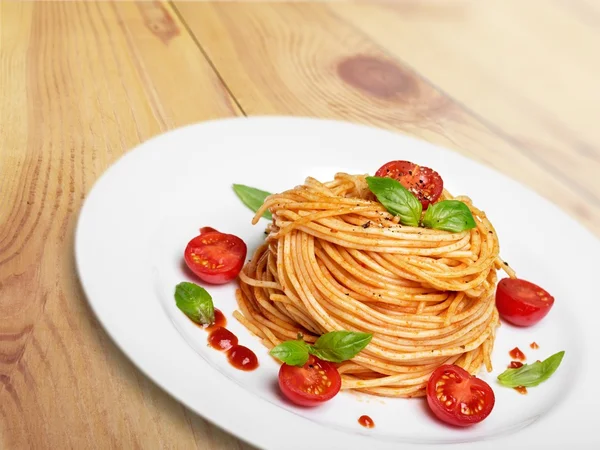 Лазіння, італійські макарони, томатним фрагмента. — стокове фото