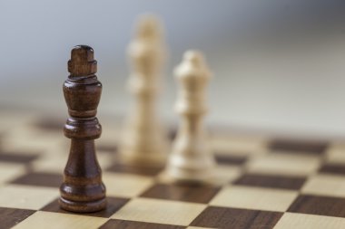 Masa, satranç, piyon.