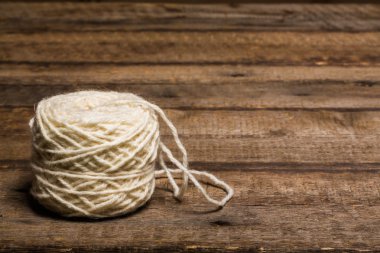 Ahşap, yün, keten.