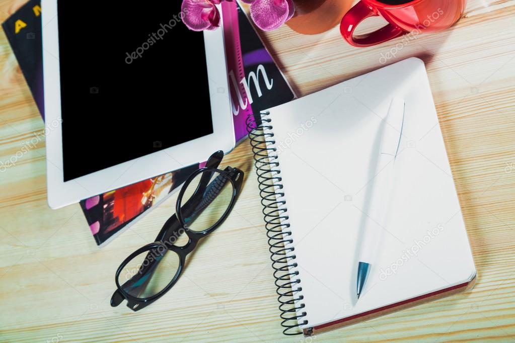 Desk, fashion, studying.