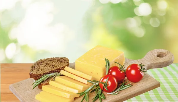 チーズ、チェダー チーズ、トマト. — ストック写真