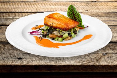 Somon, ıspanak, gurme.