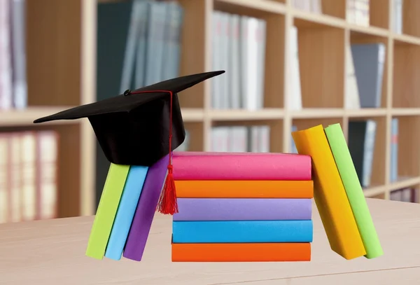 Graduación, Tablero de mortero, Libro . — Foto de Stock