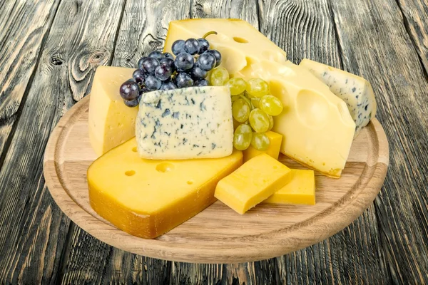 Käse, französische Kultur, Trauben. — Stockfoto
