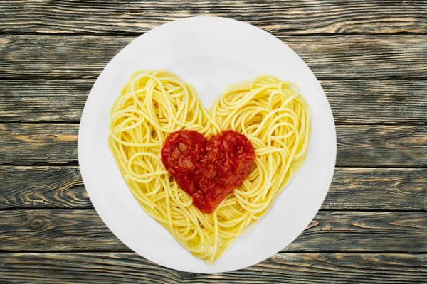 Spaghetti, makaron, kształt serca. — Zdjęcie stockowe