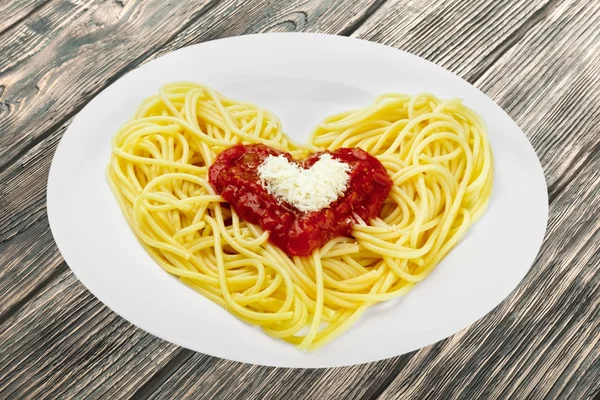 Spaghetti, makaron, kształt serca. — Zdjęcie stockowe