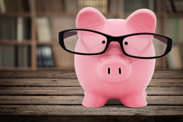 Piggy Bank, óculos, inteligência . — Fotografia de Stock