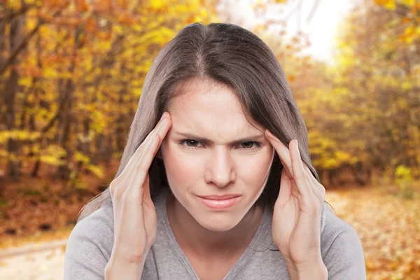 Hoofdpijn, vrouwen, emotionele Stress. — Stockfoto