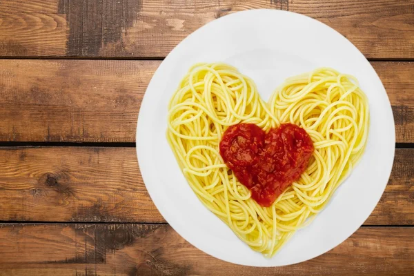 Spaghetti, makaron, kształt serca. — Zdjęcie stockowe